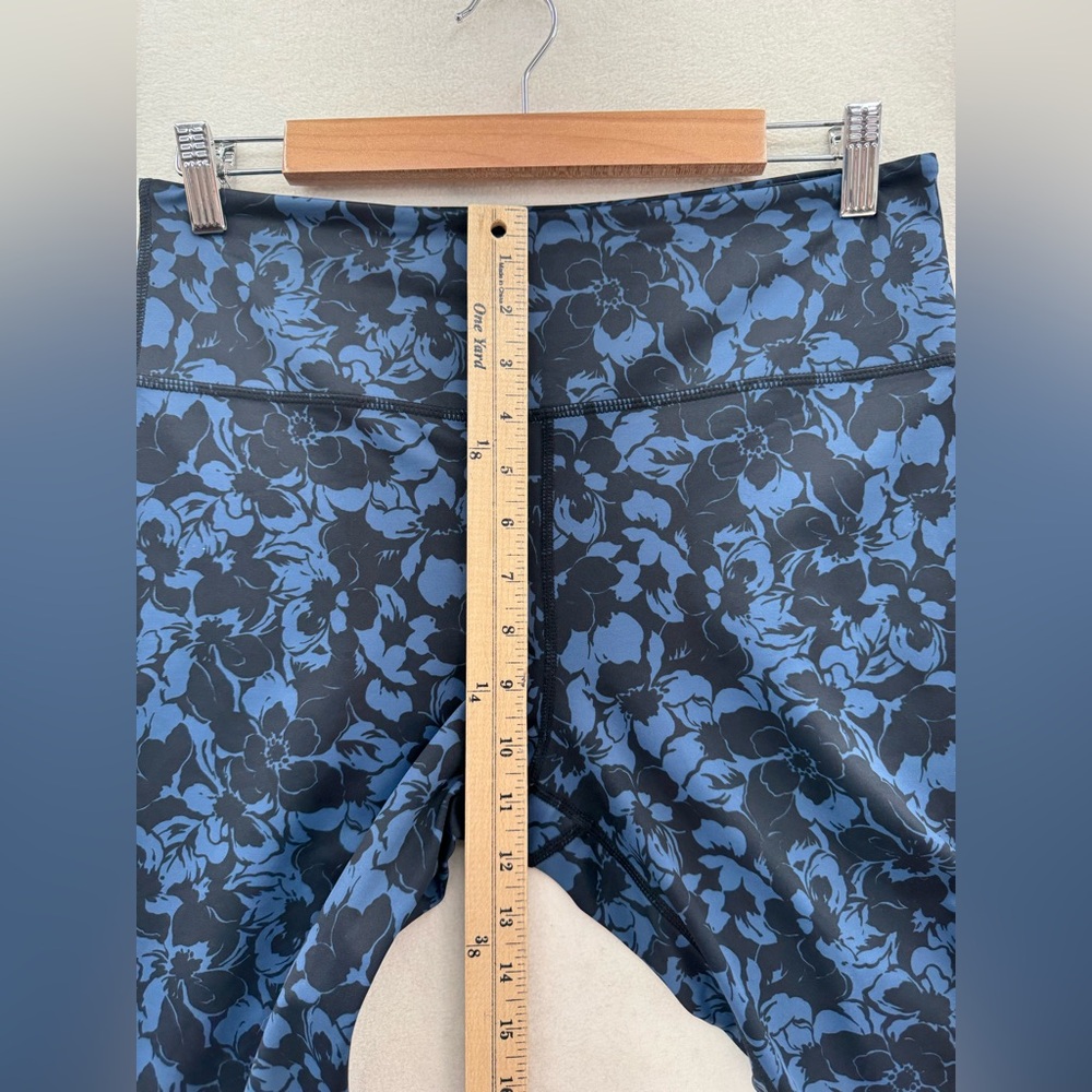 Zyia Active Women’s 12 Black Blue Tropical Floral Leggings NWOT - Picture 6 of 8